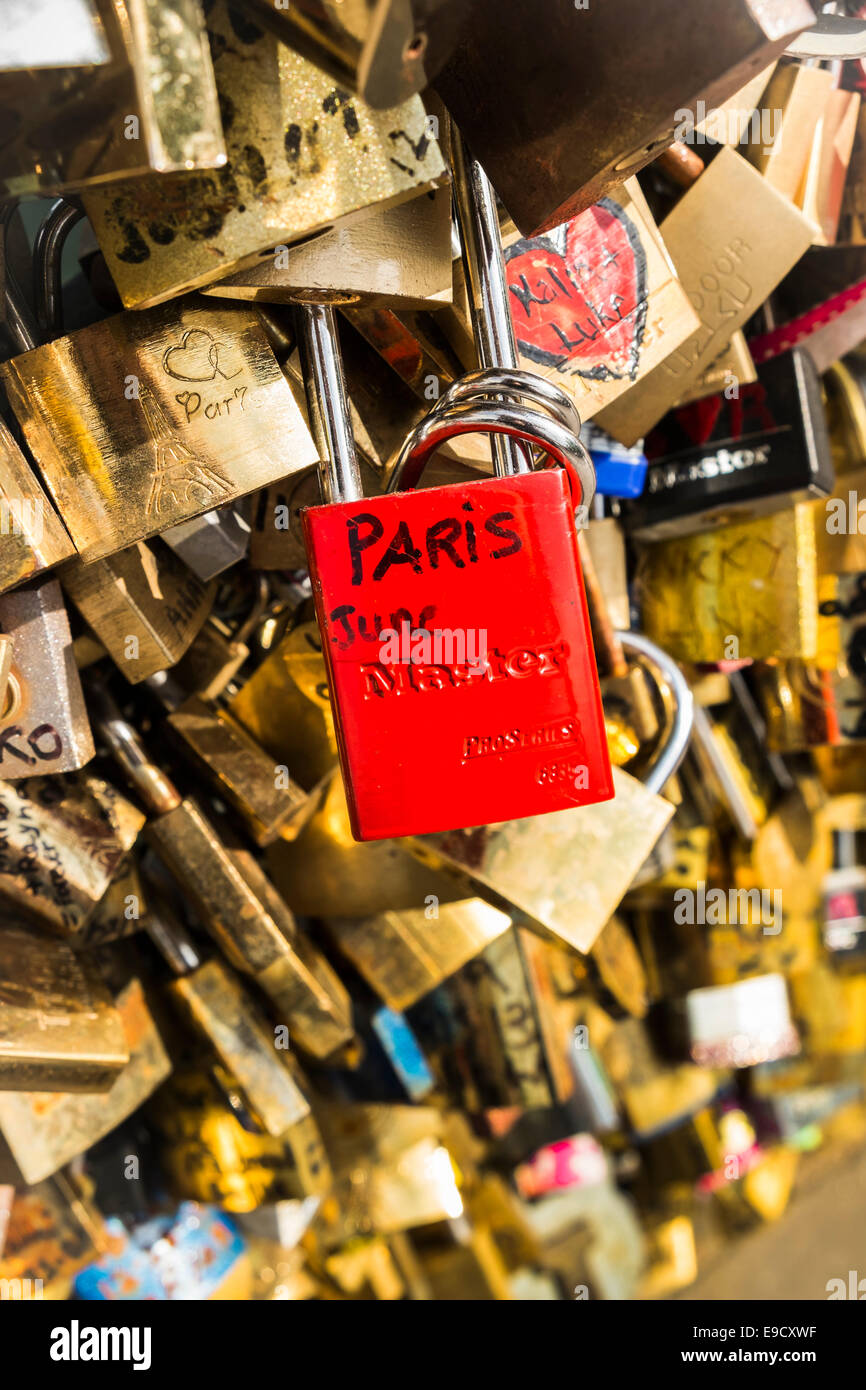 Amour rouge bloquer à l'inscription manuscrite paris, juin sur la rambarde du pont de l'archeveche Banque D'Images