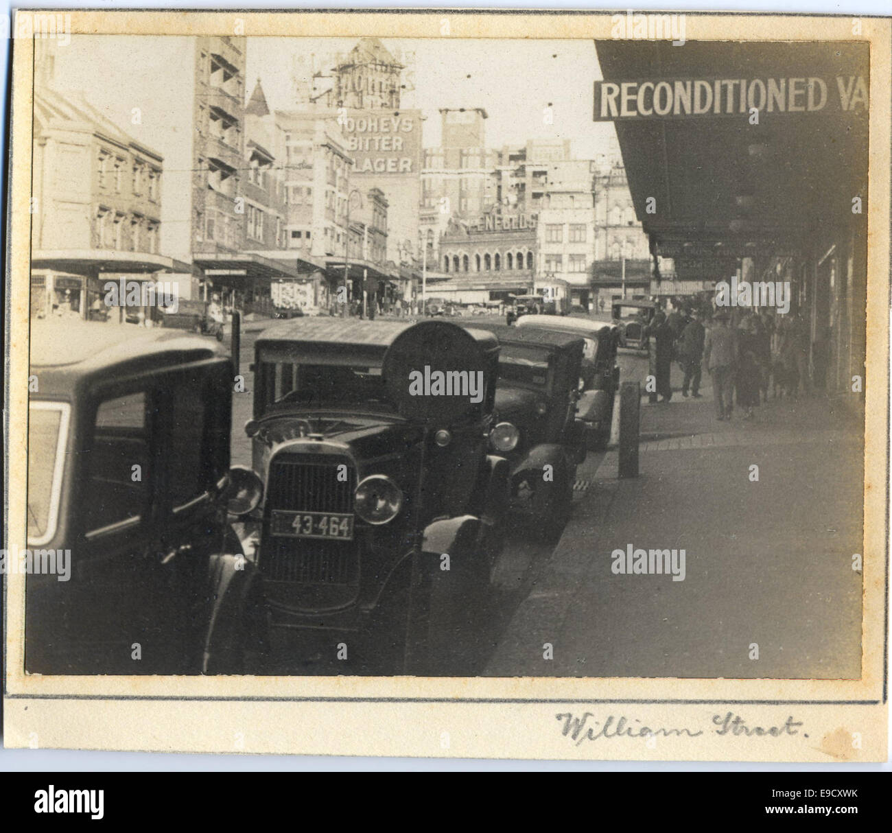 Une photographie en noir et blanc de William Street, capturant le paysage urbain du début au milieu du XXe siècle. L’image met en valeur l’architecture de la rue et la vie quotidienne de la région pendant cette période. Banque D'Images
