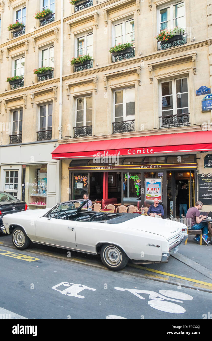Vintage Chevrolet Chevelle cabriolet voiture en face de café de la comète, 4.e arrondissement, Paris, ile de france, france Banque D'Images