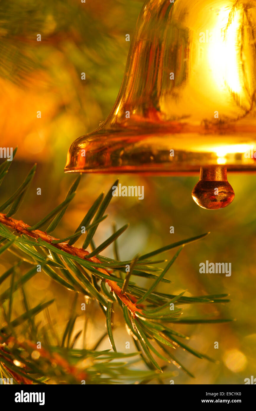 Une clochette d'or est suspendu à l'arbre de Noël. Banque D'Images