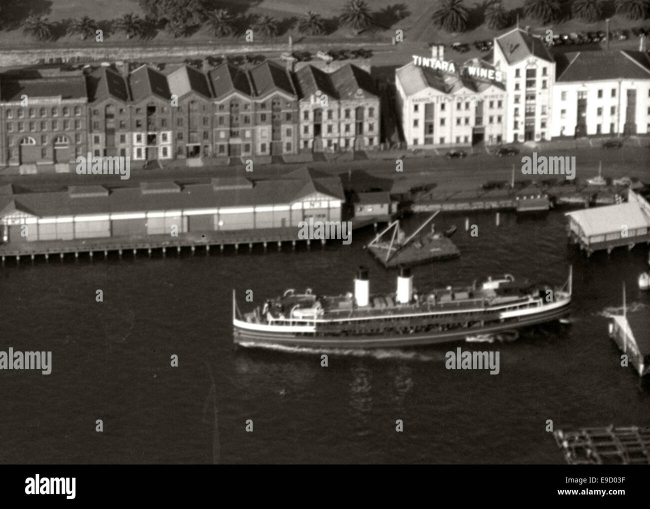 Cette photographie aérienne montre le ferry Curl Curl quittant Circular Quay à Sydney, en Australie, en 1937. L'image capture le ferry emblématique et la zone de front de mer animée de la ville portuaire. Banque D'Images