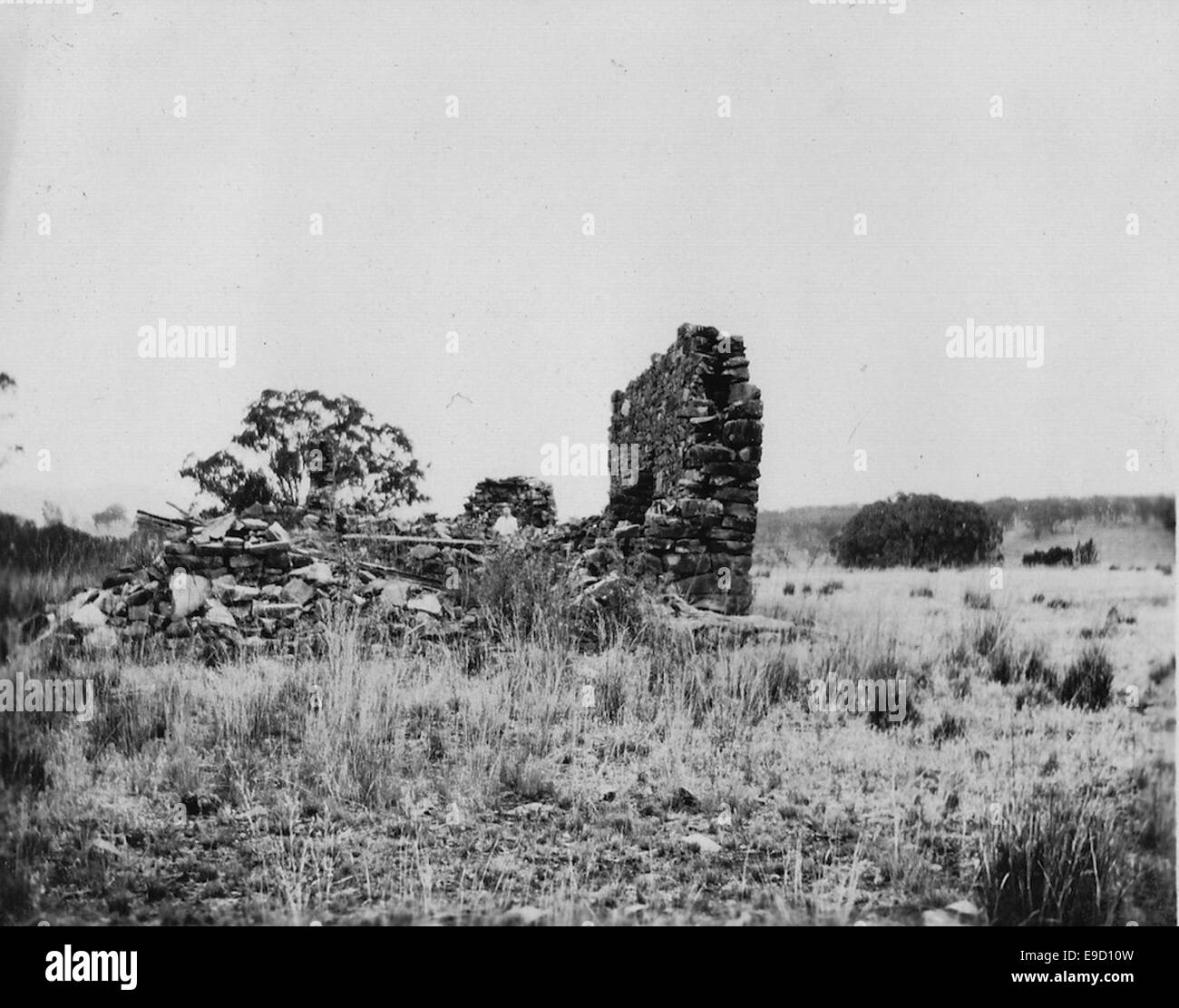 Cette photographie montre les ruines de la maison de WC Wentworth près de Merriwa, en Australie. Wentworth était une figure importante de l'histoire australienne, et les ruines de sa maison rappellent son héritage et l'importance historique du site. Banque D'Images Cette photographie montre les ruines de la maison de WC Wentworth près de Merriwa, en Australie. Wentworth était une figure importante de l'histoire australienne, et les ruines de sa maison rappellent son héritage et l'importance historique du site. Banque D'Images