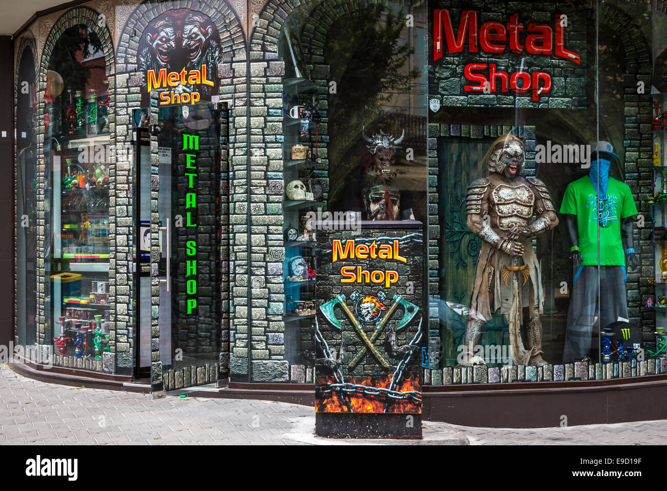 Un Metal Shop magasin dans le centre-ville de Pomorie, Bulgarie. Banque D'Images