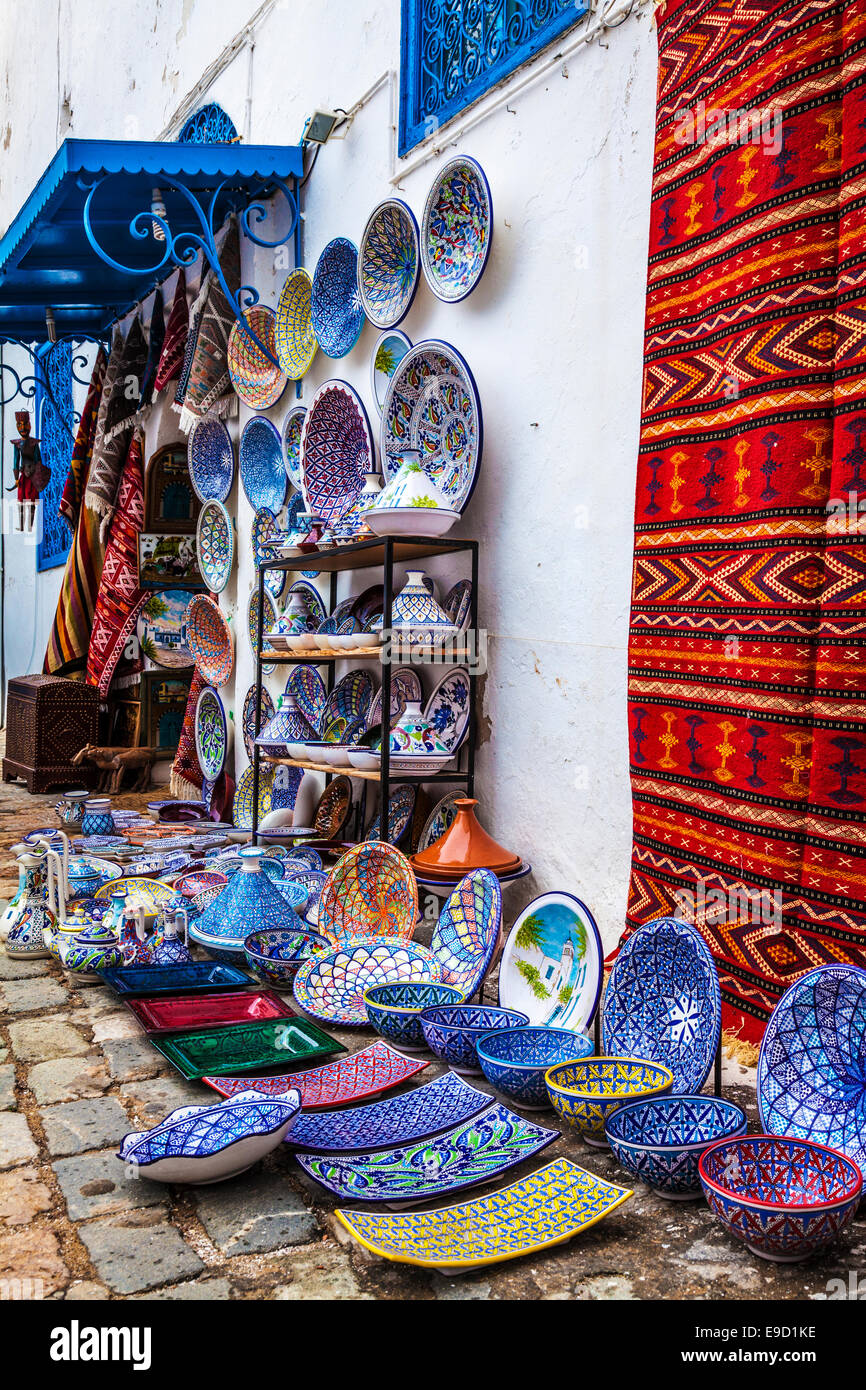 Souvenir de la céramique traditionnelle tunisienne à l'extérieur d'un