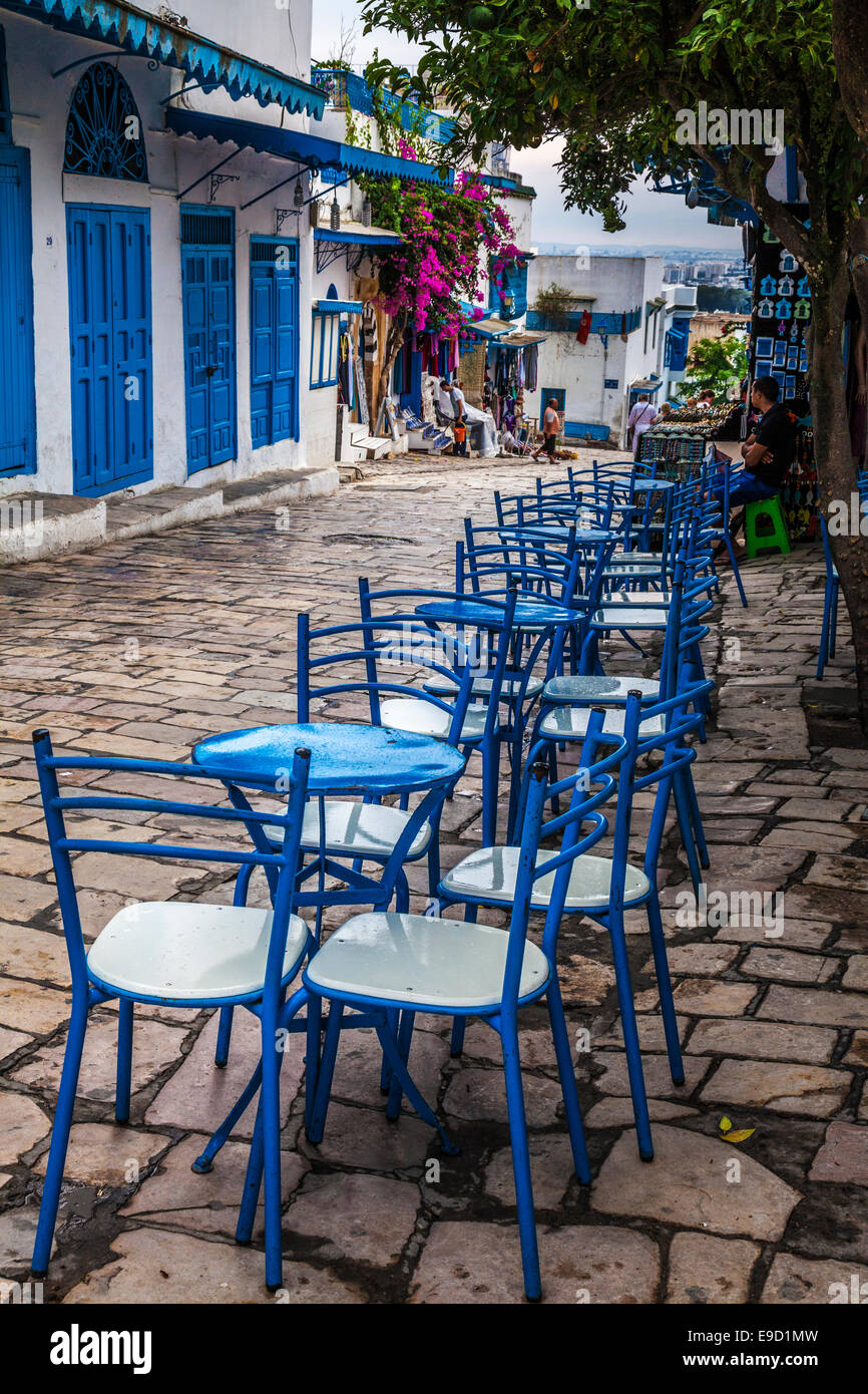 Chaises bleu extérieur d'un café dans la rue principale de Sidi Bou Said, Tunisie. Banque D'Images