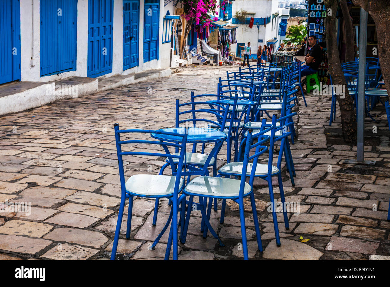 Chaises bleu extérieur d'un café dans la rue principale de Sidi Bou Said, Tunisie. Banque D'Images