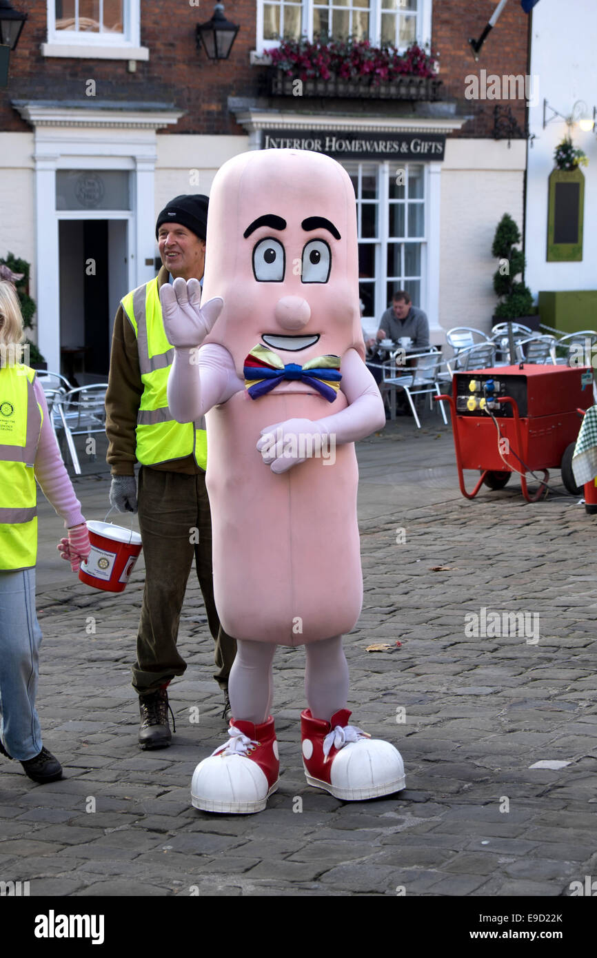 Lincoln, Lincolnshire, Royaume-Uni. 25 octobre, 2014. La 12ème grande fête de la saucisse a eu lieu aujourd'hui à et autour de le parc du château . Pour célébrer le fameux Lincolnshire sausage .des foules immenses ont assisté à l'événement annuel dans le cadre de beaux ciels d'automne . Credit : IFIMAGE/Alamy Live News Banque D'Images