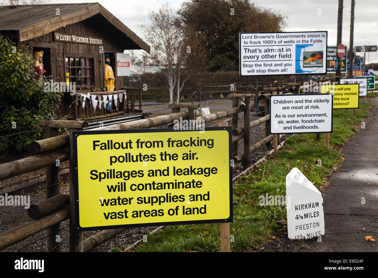 Chalet en bois ou la météo du club house, Lancashire 24 Octobre, 2014. Les panneaux routiers Anti-Fracking érigée et payés par d'affaires local M. John Toothill, de Maple Farm Nursery qui de son propre aveu est obsédant sur son opposition à la fracturation proposées à proximité Hôtel Lutetia. Lancashire County Council envisage l'application de planification de la Cuadrilla et ils rencontrent une forte résistance de la communauté. La compagnie de gaz a fait deux demandes de fracturation dans le Lancashire où plus de 14 000 habitants ont envoyé des lettres d'objection à ce que le conseil de comté. Banque D'Images