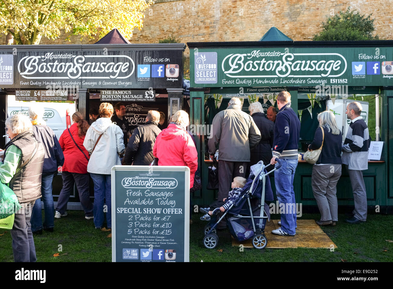 Lincoln, Lincolnshire, Royaume-Uni. 25 octobre, 2014. La 12ème grande fête de la saucisse a eu lieu aujourd'hui à et autour de le parc du château . Pour célébrer le fameux Lincolnshire sausage .des foules immenses ont assisté à l'événement annuel dans le cadre de beaux ciels d'automne . Credit : IFIMAGE/Alamy Live News Banque D'Images