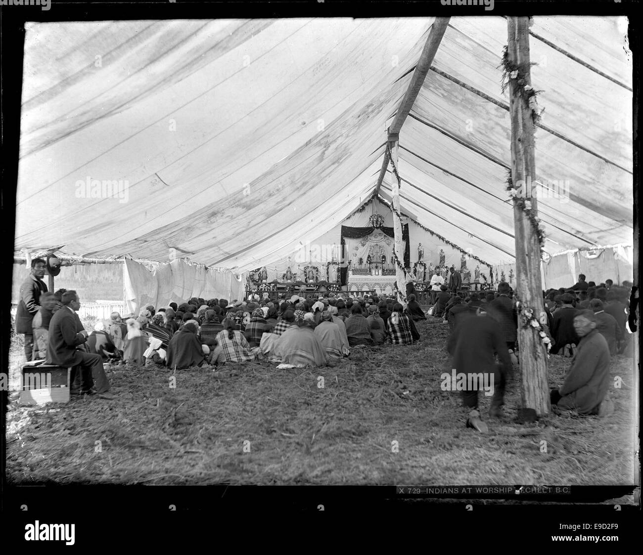 Cette photographie montre des membres des Premières Nations de Sechelt, au Canada, engagés dans un culte. L'image reflète les pratiques culturelles et religieuses de la Nation Sechelt, un groupe des Salish de la côte de la Colombie-Britannique. Banque D'Images
