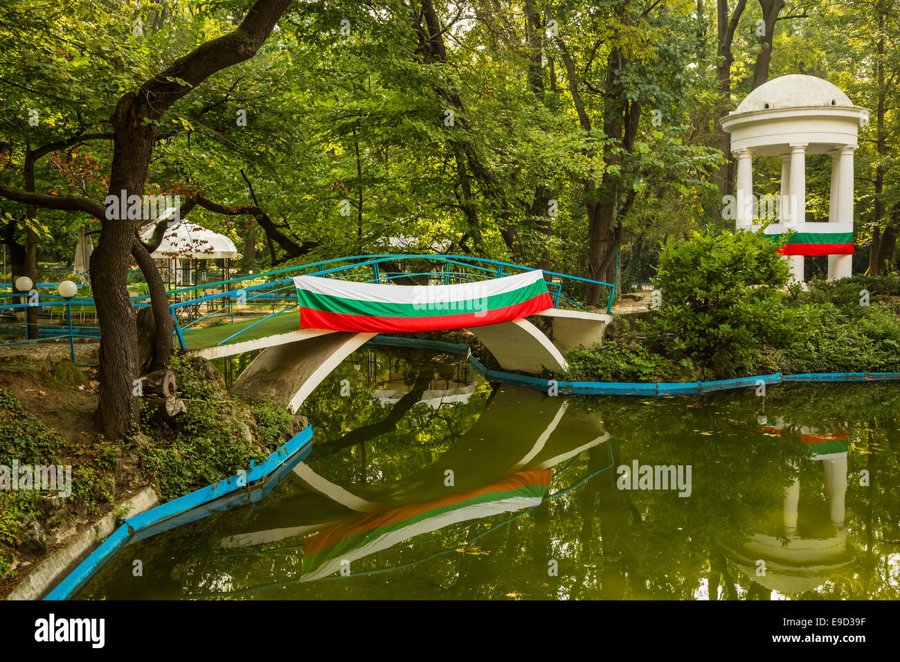 Un petit étang décoratif de jardin parc de la mer à Varna, Bulgarie. Banque D'Images