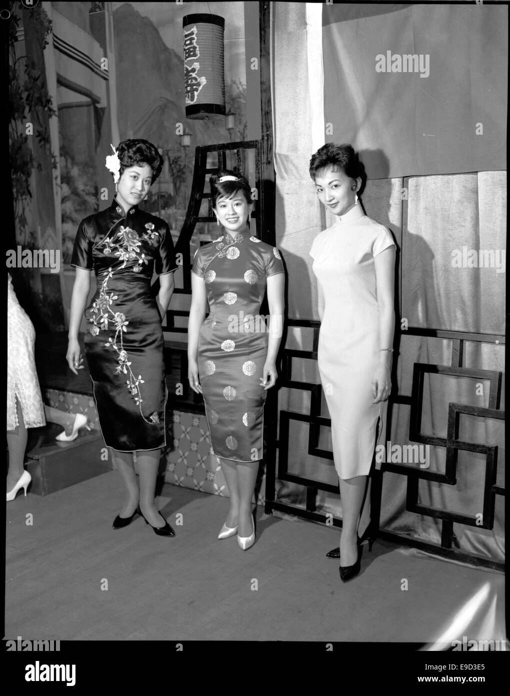 Cette photographie représente un groupe de femmes portant des robes de soie traditionnelles chinoises, mettant en valeur la beauté et l'élégance de la mode chinoise du début du XXe siècle et de l'artisanat textile. Banque D'Images