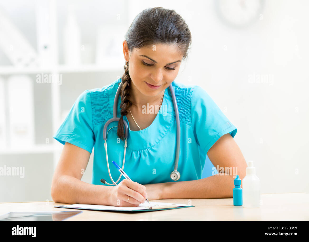 Femme médecin mignon dans son bureau de travail Banque D'Images