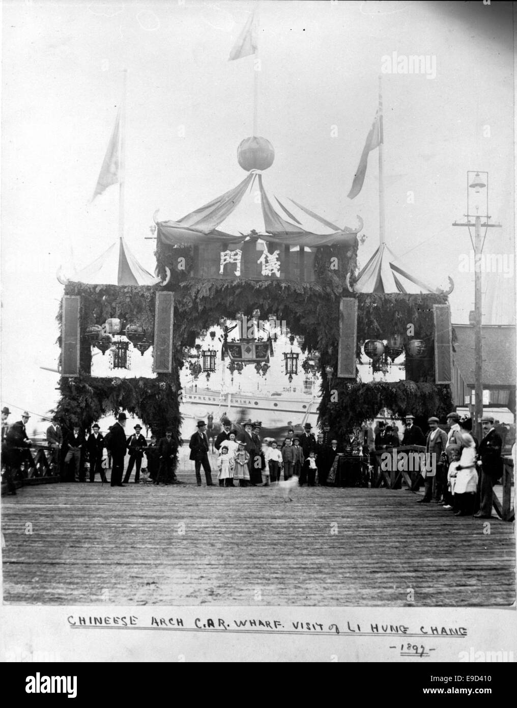 Photographie de la grande arche érigée pour la visite de Li Hung Chang, diplomate chinois important, mettant en lumière un moment de diplomatie internationale et d’échanges culturels. Banque D'Images