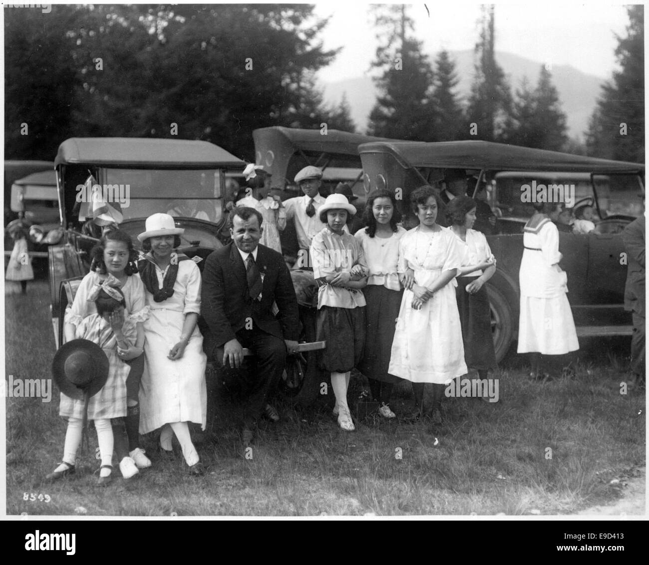 Cette photographie capture un rallye automobile pendant la Convention chinoise, montrant une ligne de voitures anciennes. Le rallye fait probablement partie d'un événement célébrant la culture sino-américaine et l'histoire automobile. Banque D'Images