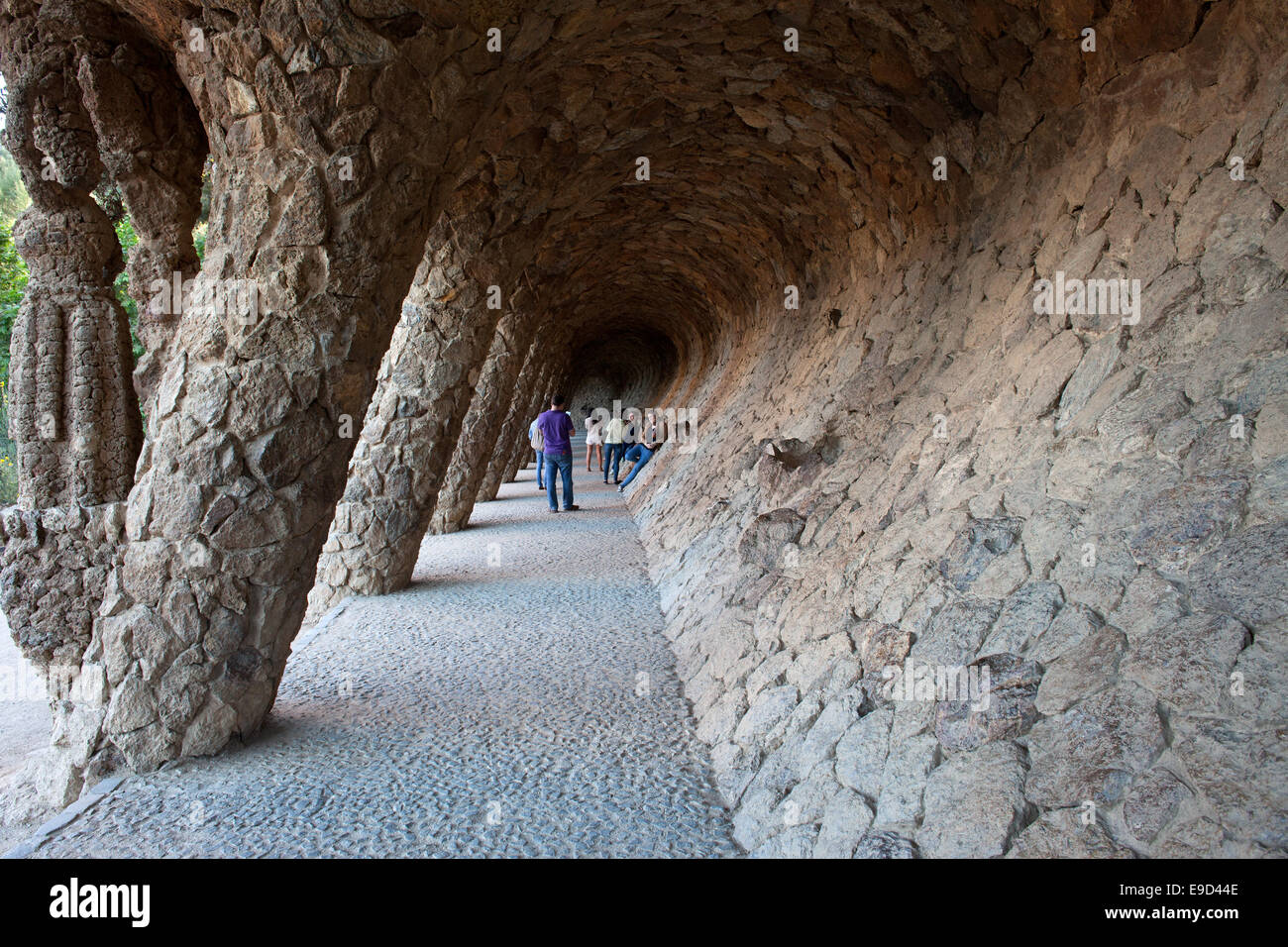 Viaduc du caroubier par Antoni Gaudi dans le parc Guell, principale attraction touristique à Barcelone, Catalogne, Espagne. Banque D'Images