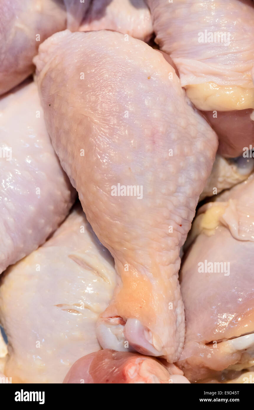 Cuisse de poulet frais réfrigéré, attendre de vendre sur le marché Banque D'Images
