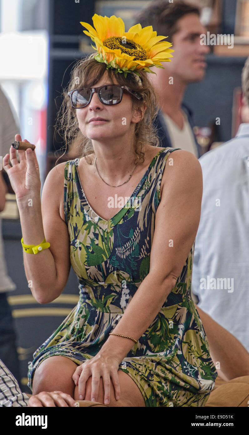 Woman un cigare au King's Cup tournoi de Polo à Bangkok, Thaïlande Banque D'Images