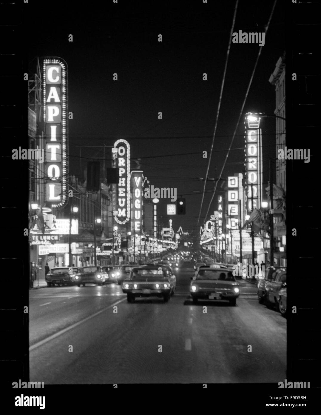 Une photographie nocturne de Granville, Vancouver, mettant en valeur les néons et le paysage urbain. L'image capture l'atmosphère vibrante de Vancouver la nuit. Banque D'Images