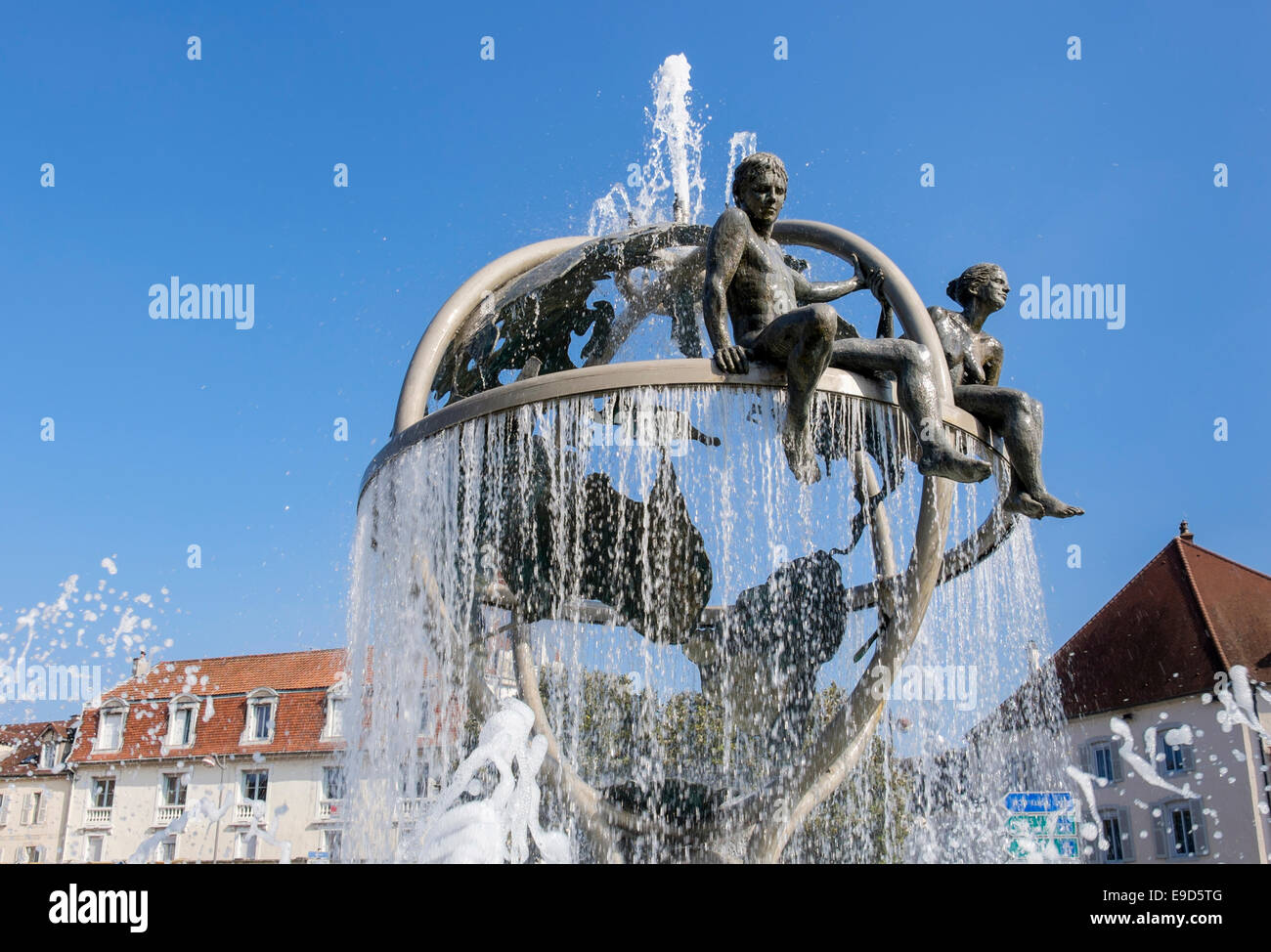 Fontaine du millénaire Le Doubs et la loue la sculpture en acier inoxydable par Pierre duc en 2000 Place Jules Grévy, Dole, Jura, France Banque D'Images