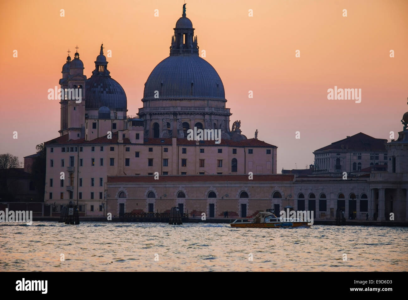 Coucher du soleil sur le Grand Canal, Santa Maria della Salute, Venise, Italie. Banque D'Images