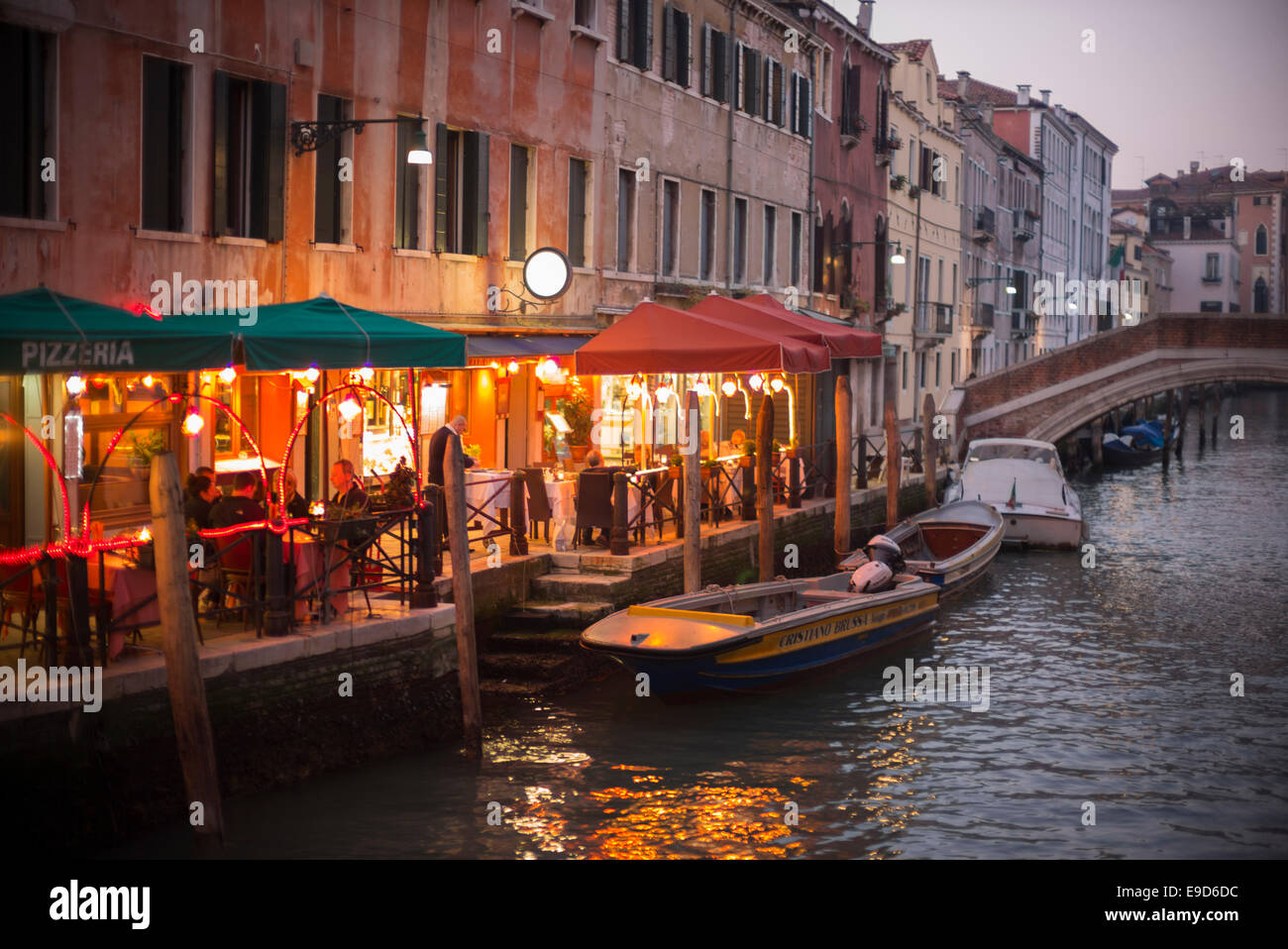 Repas du soir sur un canal latéral, Venise, Italie. Banque D'Images