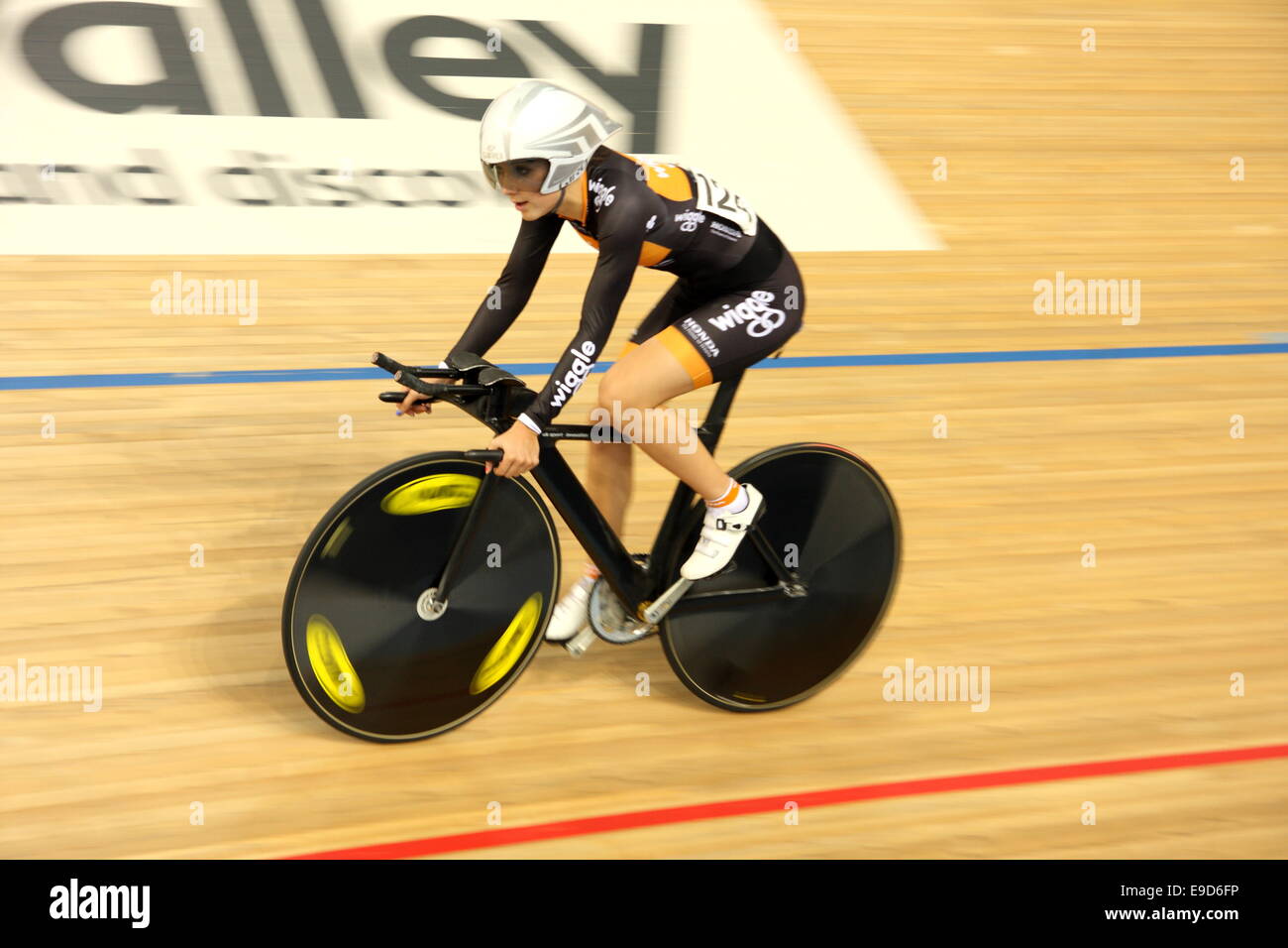 Lee Valley VeloPark, Londres, Royaume-Uni. 25 octobre 2014. Cyclisme sur piste série révolution Journée 1, jour 2. Elinor Barker dans le temps des femmes procès - Omnium Crédit : Grant Burton/Alamy Live News Banque D'Images