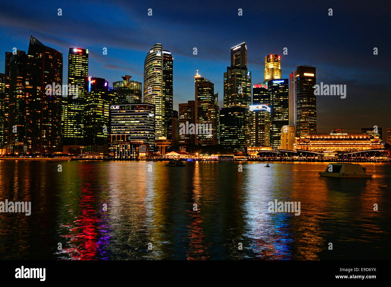 Singapour du quartier financier au crépuscule de Marina Bay, Singapour Banque D'Images