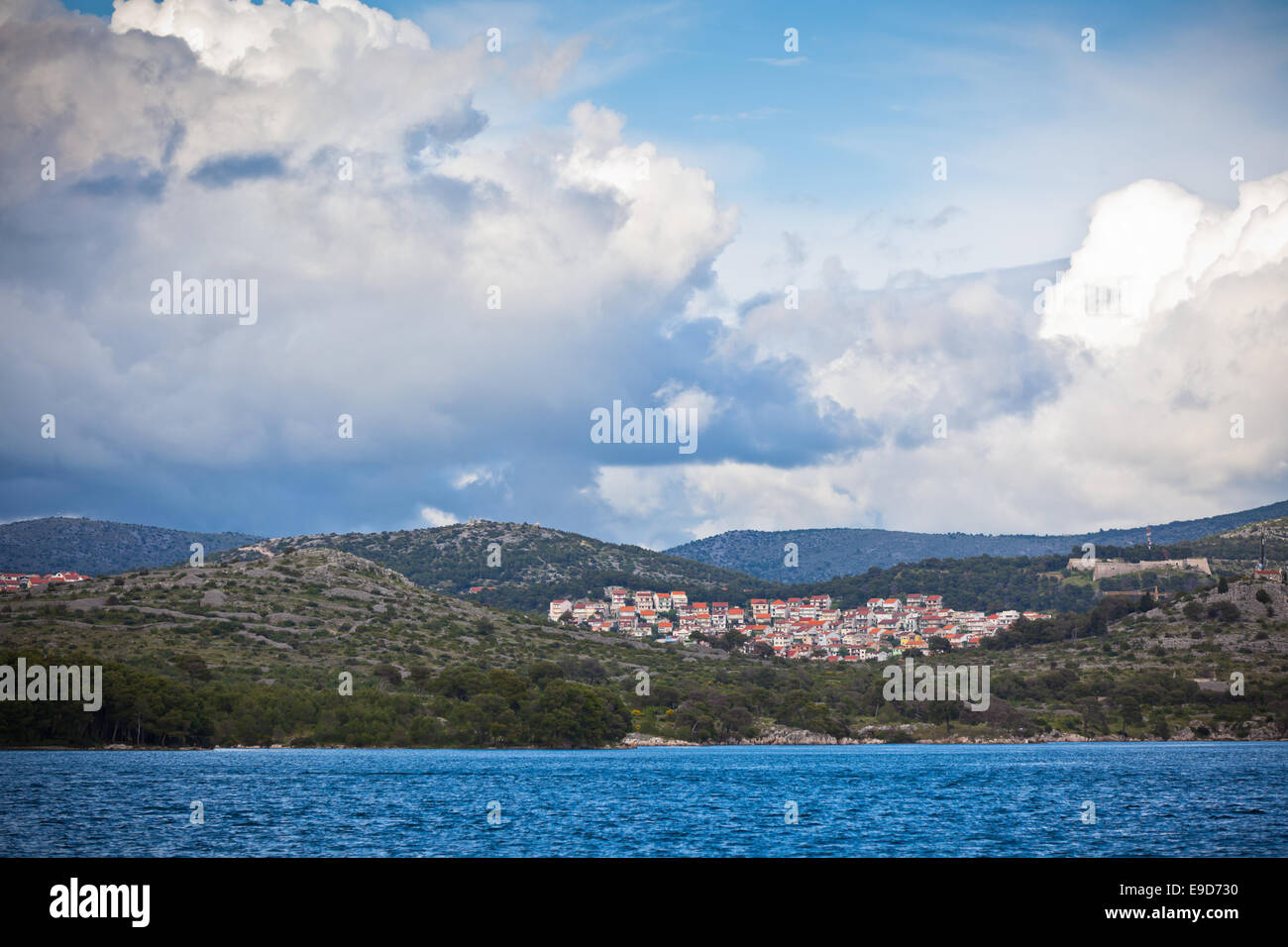 Vue sur la côte croate, Sibenik, à partir de la mer. Plan horizontal Banque D'Images