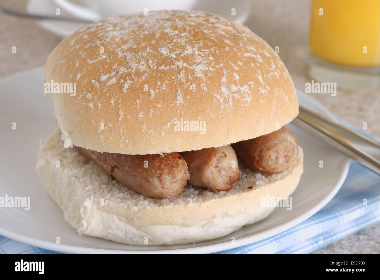 Sandwich saucisse saucisse ou un snack-britannique préféré bap Banque D'Images