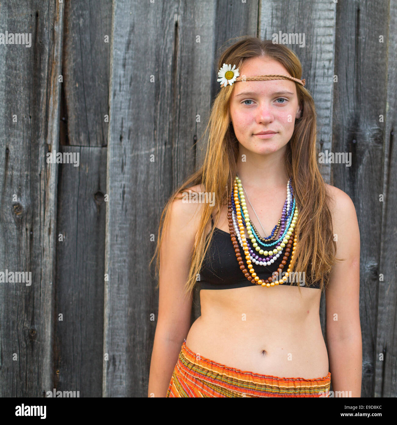 Girl Portrait dans le style hippie. Banque D'Images