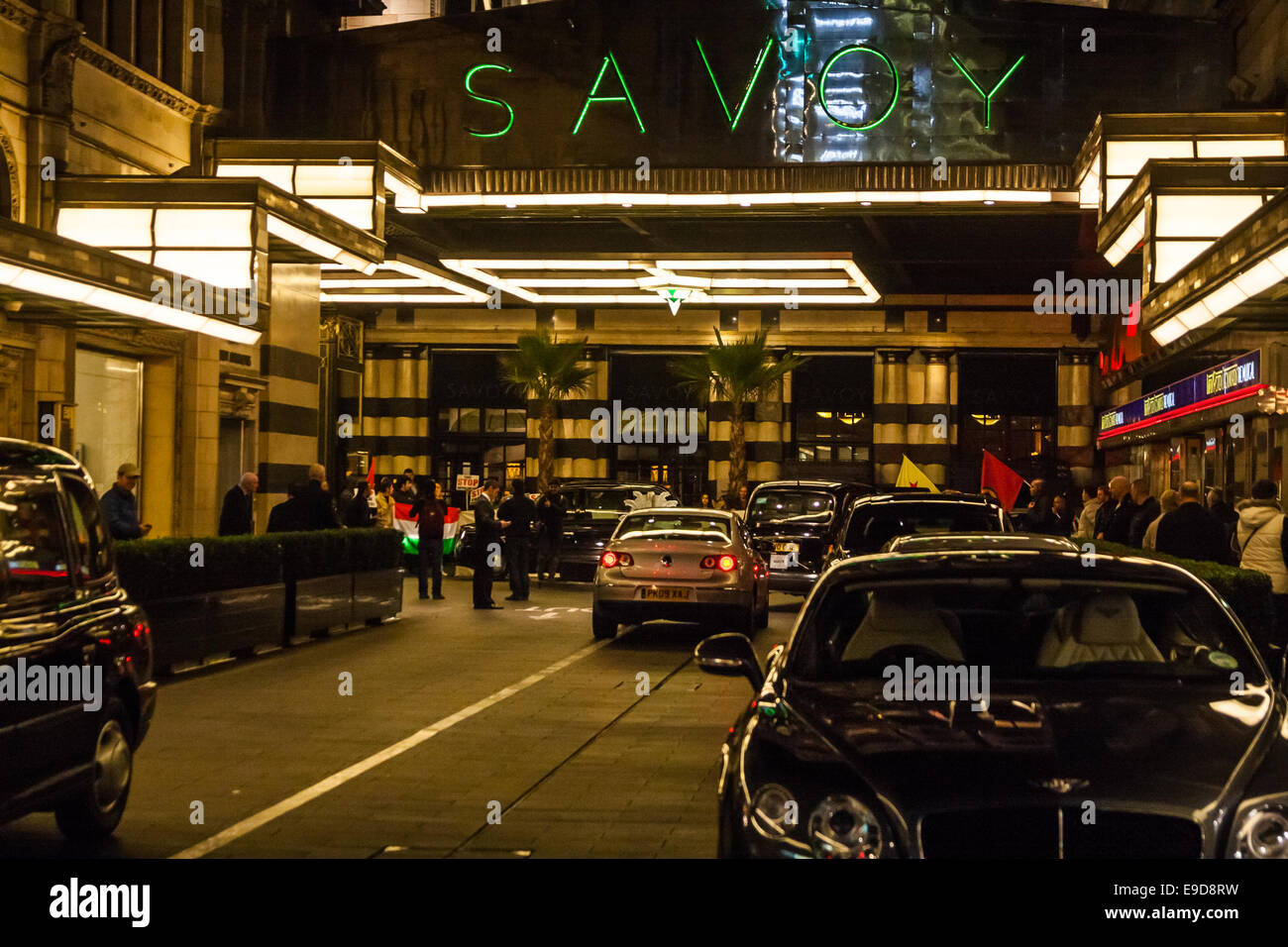 Londres, 25 octobre 2014. Des dizaines de la communauté kurde et leurs partisans ont manifesté devant l'exclusif Savoy comme l'ambassadeur de la Turquie a accueilli les invités à un bal. Les Kurdes accuser la Turquie d'aider dans l'élimination de ISIS Jihadistes de Kurdes, qui ont tenu une longue campagne pour un Etat kurde autonome. Sur la photo : Focus sur le parvis de la Savoie. Crédit : Paul Davey/Alamy Live News Banque D'Images