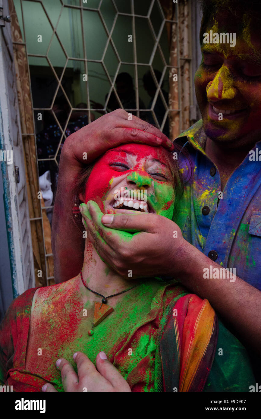 Les jeunes Indiens célébrer la fête hindoue de Holi Banque D'Images