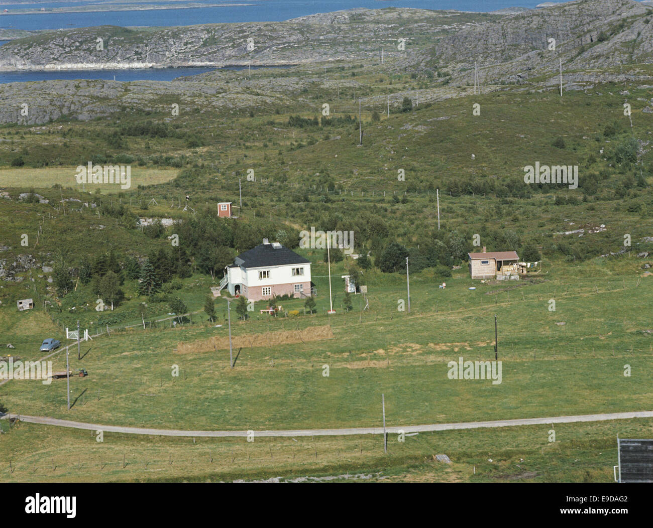 Photographie aérienne de Solfjellveien, un endroit à Dønna kommune, Norvège. Capturée à l’aide de techniques de photographie aérienne oblique, cette image offre une vue complète du paysage, prise par Flyveselskap A/S. de Widerøe La photographie est archivée à la Bibliothèque nationale de Norvège. Banque D'Images