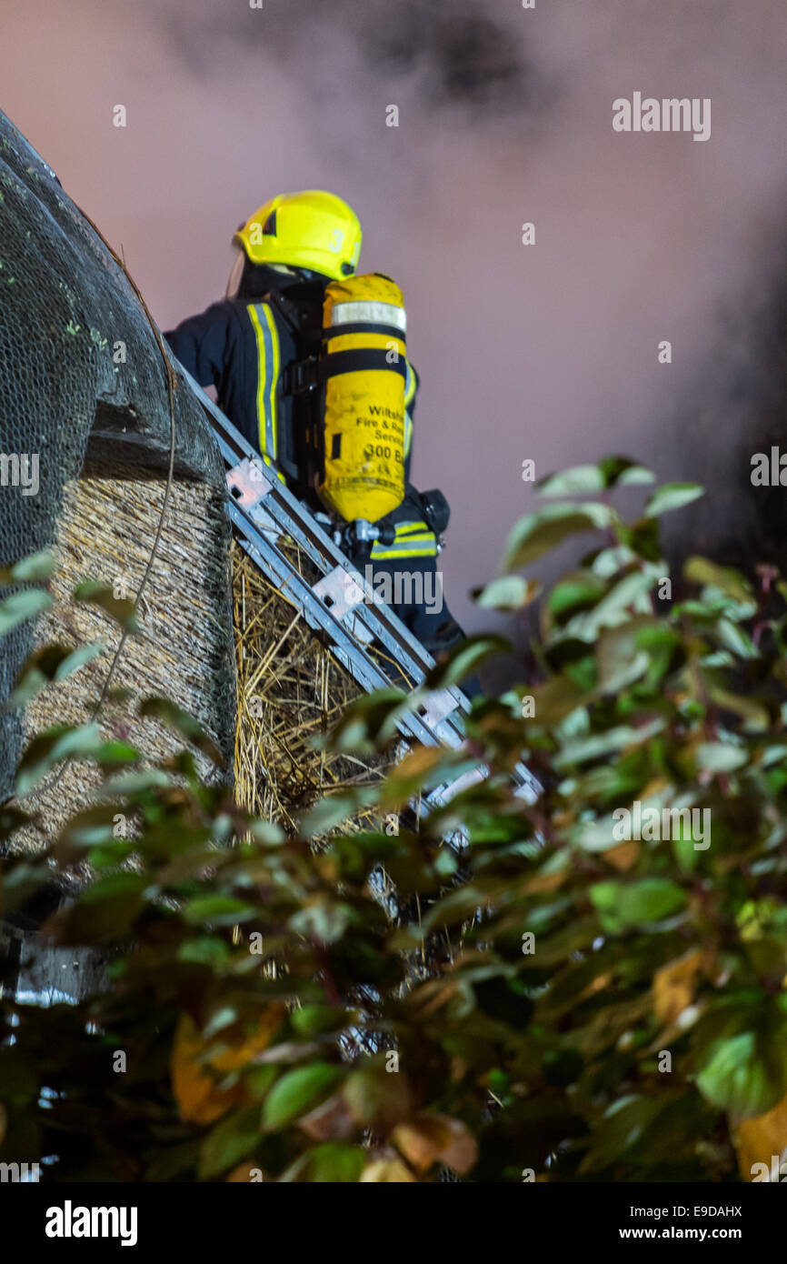 Codford St Mary Wiltshire 25 Octobre 2014 70 Fireman de partout dans le Wiltshire et Avon & Somerset avec 10 appareils d'incendie s'attaquer à un incendie de la toiture, chalet chaume l'enregistrement de la propriété voisine Crédit : Paul Chambers/Alamy Live News Banque D'Images