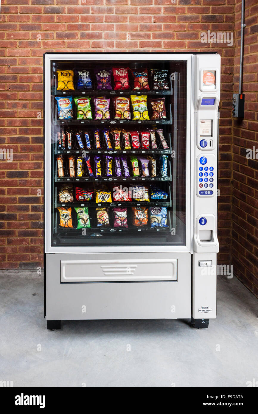 Distributeur automatique de monnaie avec du chocolat, des collations  sucrées et salées Photo Stock - Alamy