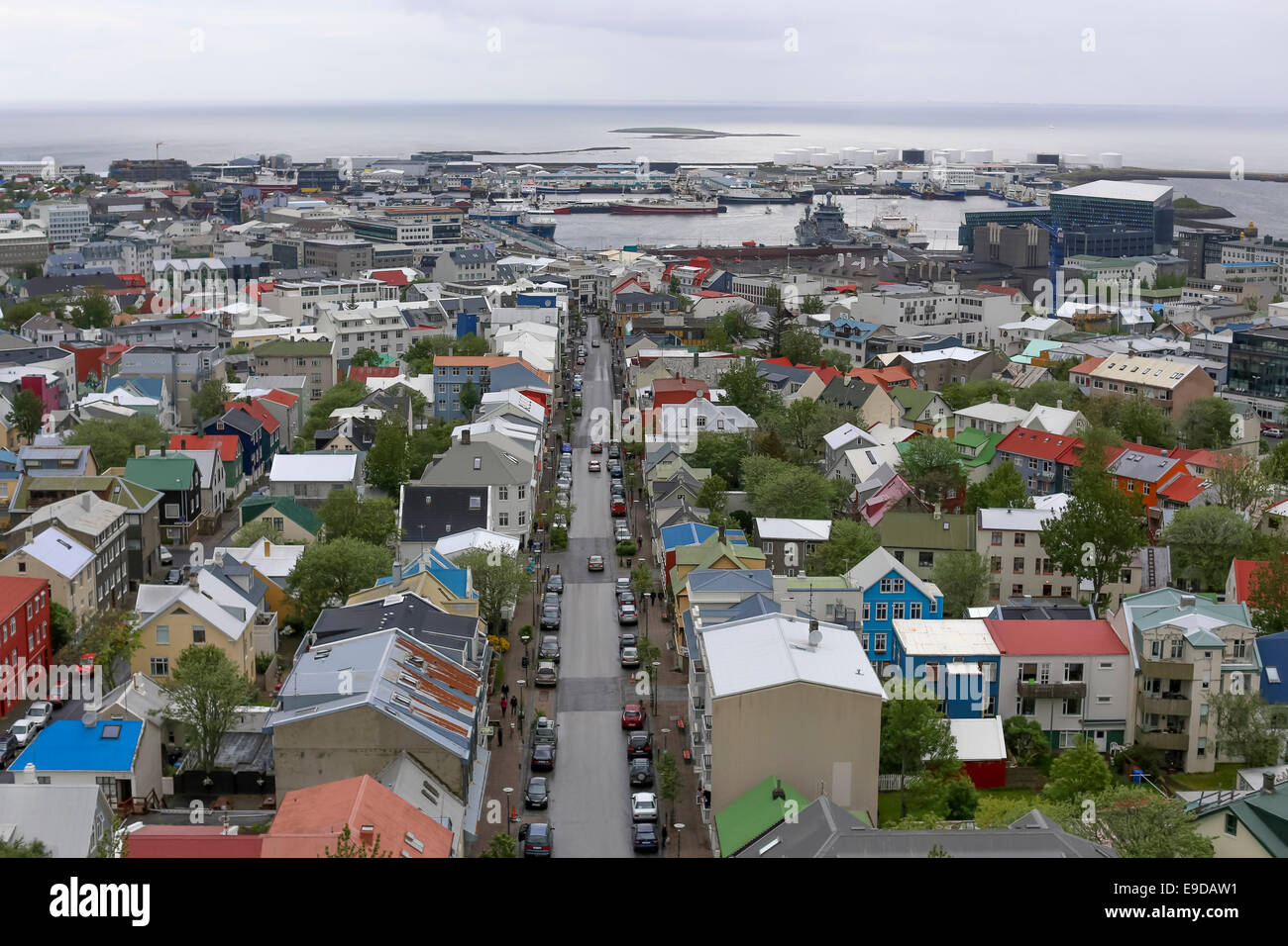 Vue sur la ville de Reykjavik en Islande à partir de la cathédrale Hallgrimskirkja. Banque D'Images