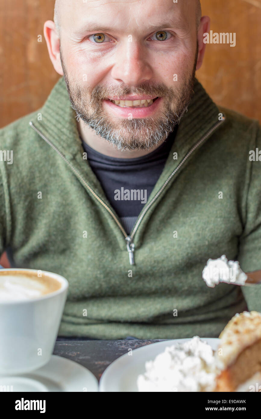 L'Islande Reykjavik Europe manger un gâteau et de boire du café Banque D'Images