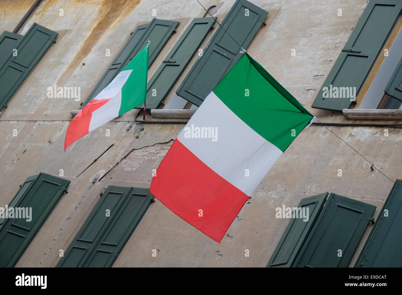 Drapeaux nationaux italiens (bandiera d'Italia ou l'il tricolore). Pordenone, Italie. Banque D'Images