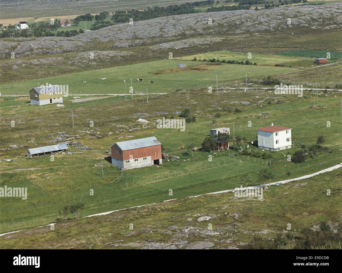 Cette photographie aérienne prise par Flyveselskap A/S de Widerøe capture une vue de Dønna Kommune, en Norvège, mettant en valeur le terrain et le paysage de la région. Il met en valeur les caractéristiques naturelles de la région depuis une perspective élevée. Banque D'Images