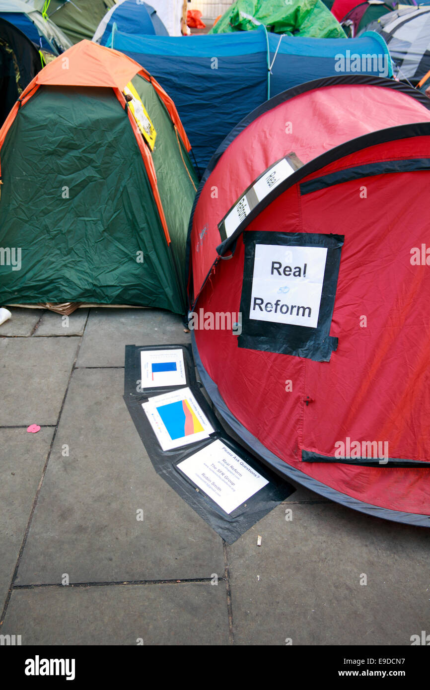 Le Capitalisme et anti bannières notes affichées par les manifestants Occupy London en face de St Paul's Cathedral, London. UK. Banque D'Images