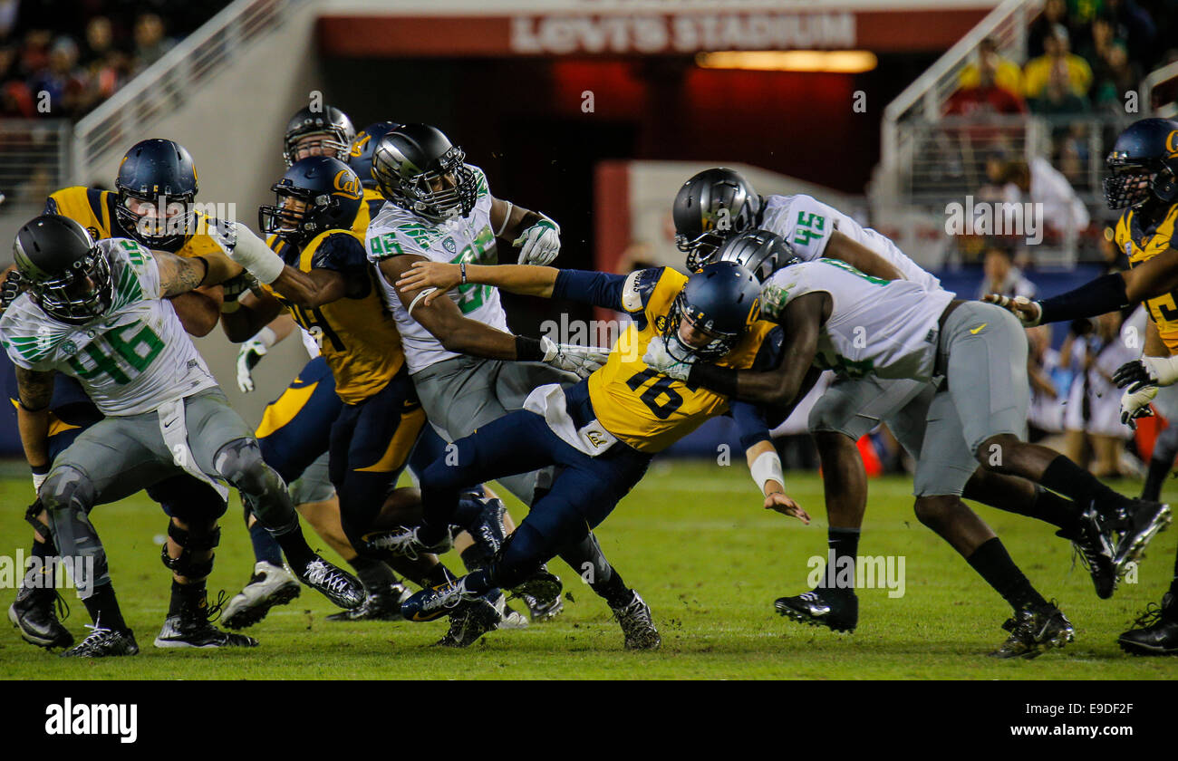 24 octobre 2014 Santa Clara, CA : Oregon défensive # 46 Danny Mattingly, #  86 Torrodney Prevot #  45 T.J. Daniel, #  96 Christian faire pression Cal infraction qui résultats dans un sac au cours de NCAA Football match entre l'Oregon et Californie Golden Bears Canards 59 - 41 victoire à Santa Clara en Californie Stade Levi Banque D'Images