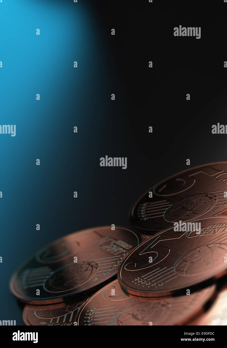 Euros, Close up 5 cents pièces sur fond bleu avec effet de flou Banque D'Images