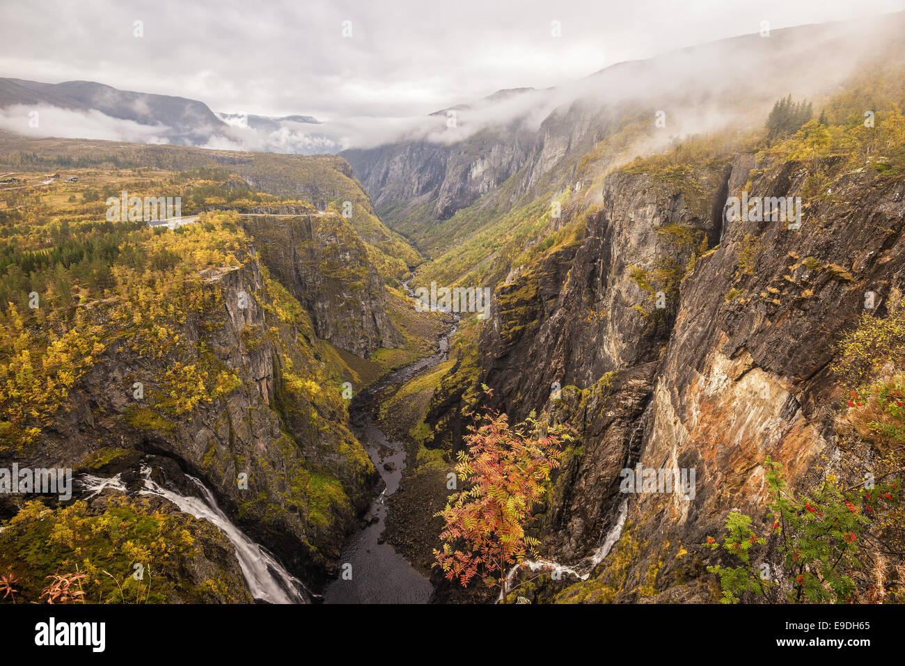 La vallée de Mabodalen et cascade de Voringfossen situé entre les Parcs Nationaux de Hardangervidda et Hardangerfjord, Norvège Banque D'Images