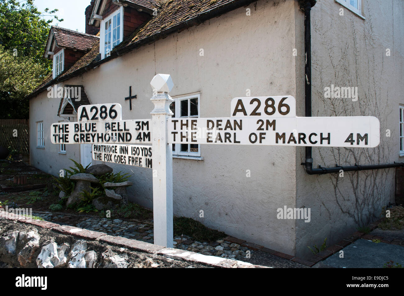 Rare panneau routier indiquant distance à pubs locaux dans Singleton, près de Chichester, West Sussex. England UK Banque D'Images
