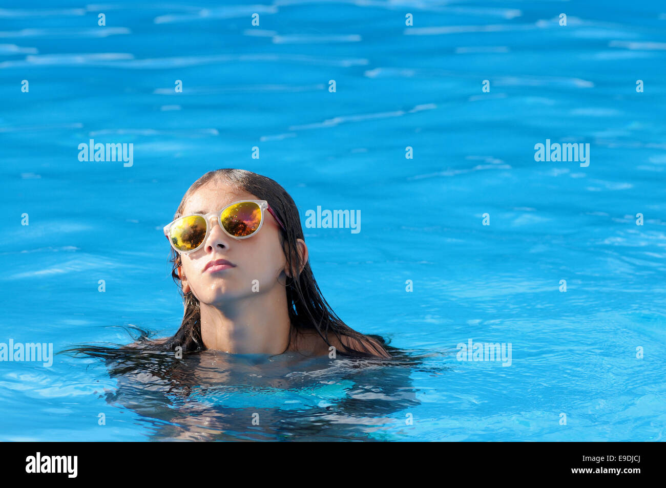 Fille Souriante Dans La Piscine Banque De Photographies Et Dimages à