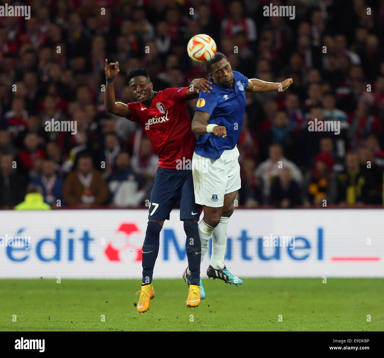 Lille, France. 23 Oct, 2014. L'origine de Lille Divock acharnés avec l'Everton Sylvain Distin.- Europa League - Lille vs Everton - Stade Pierre-Mauroy - Belgique - 23 octobre 2014 - Photo David Klein/Sportimage. © csm/Alamy Live News Banque D'Images