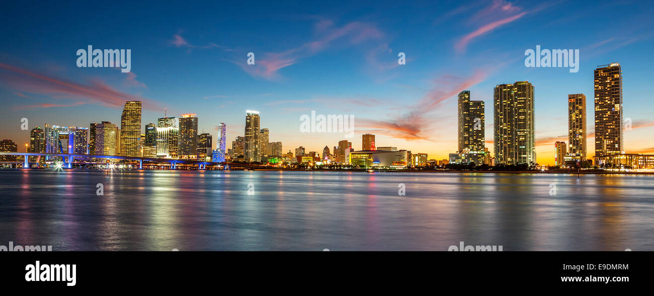 Coucher de soleil avec des bâtiments commerciaux et résidentiels, Miami, vue panoramique Banque D'Images
