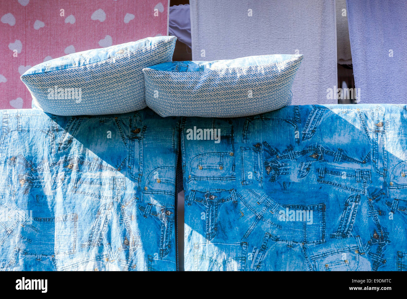 Airing oreillers, séchage du linge lavage, sec, blanchisserie, extérieur Banque D'Images