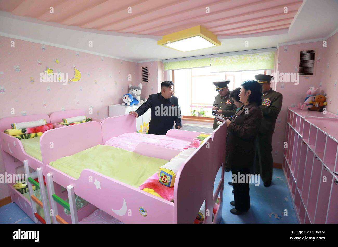 Pyongyang. 26Th Oct, 2014. Photo fournie par Korean Central News Agency (KCNA), le 26 octobre 2014, salons haut dirigeant de la République populaire démocratique de Corée Kim Jong Un champ donne des directives à l'accueil bébé Pyongyang terminé et orphelinat. L'établissement a plus de 250 chambres pour les soins infirmiers, l'éducation, de l'exercice physique, et le traitement, ainsi que les pataugeoires extérieures et intérieures, les parcs et les divers équipements d'amusement pour les enfants. Credit : KCNA/Xinhua/Alamy Live News Banque D'Images